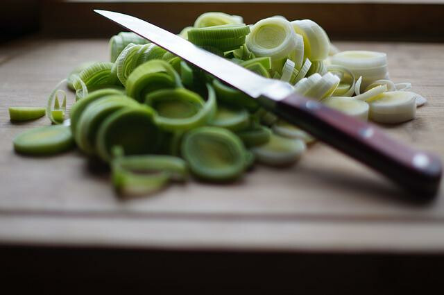 Groenten leren snijden hoort thuis in een cursus gezonde voeding