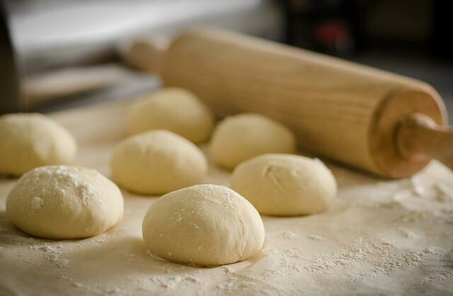 Je eigen brood bakken? Eerst deeg rollen.