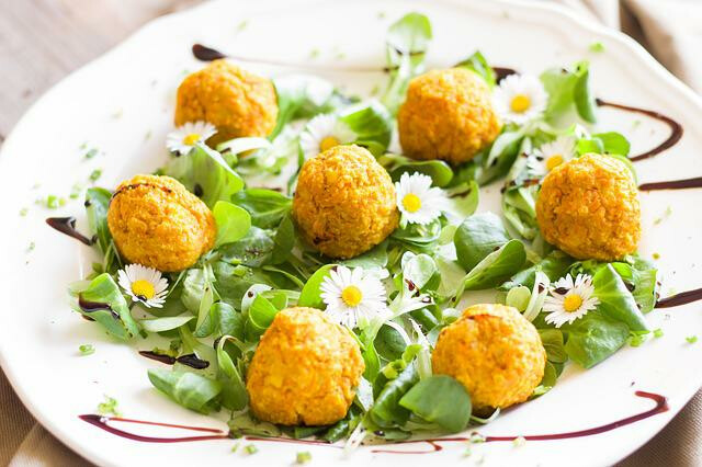 Falafelballetjes op een bedje van sla. Lekker!